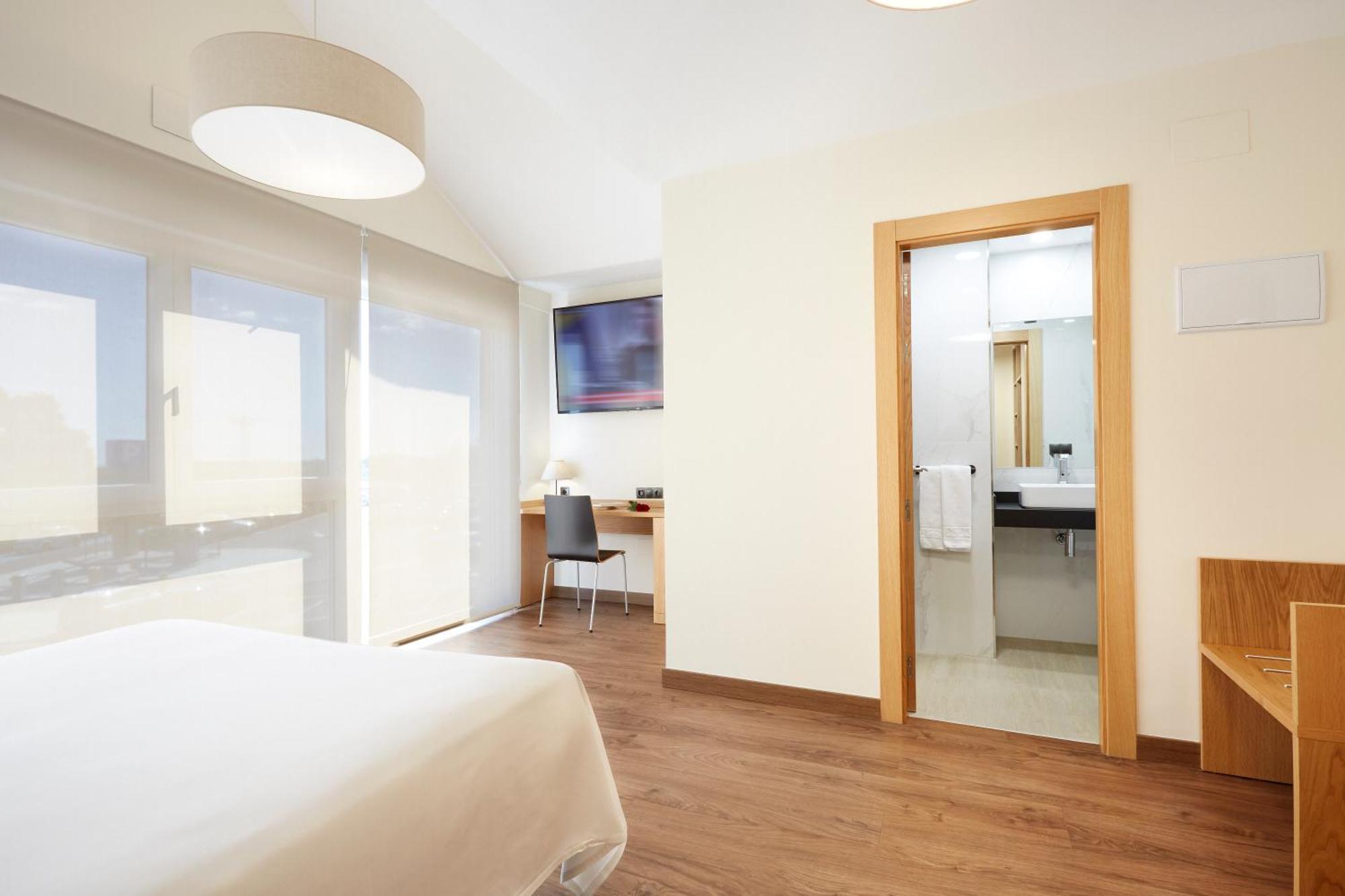 Hotel Arias Aeropuerto Santiago Del Monte Bagian luar foto