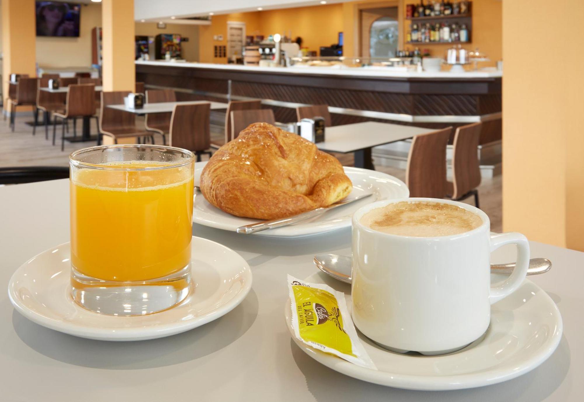 Hotel Arias Aeropuerto Santiago Del Monte Bagian luar foto