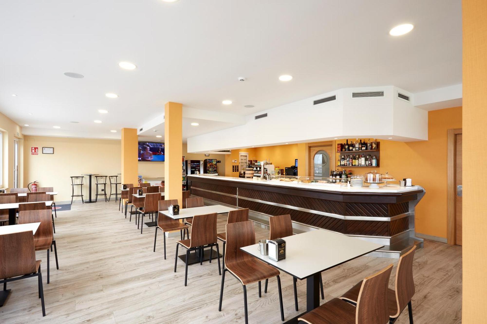 Hotel Arias Aeropuerto Santiago Del Monte Bagian luar foto