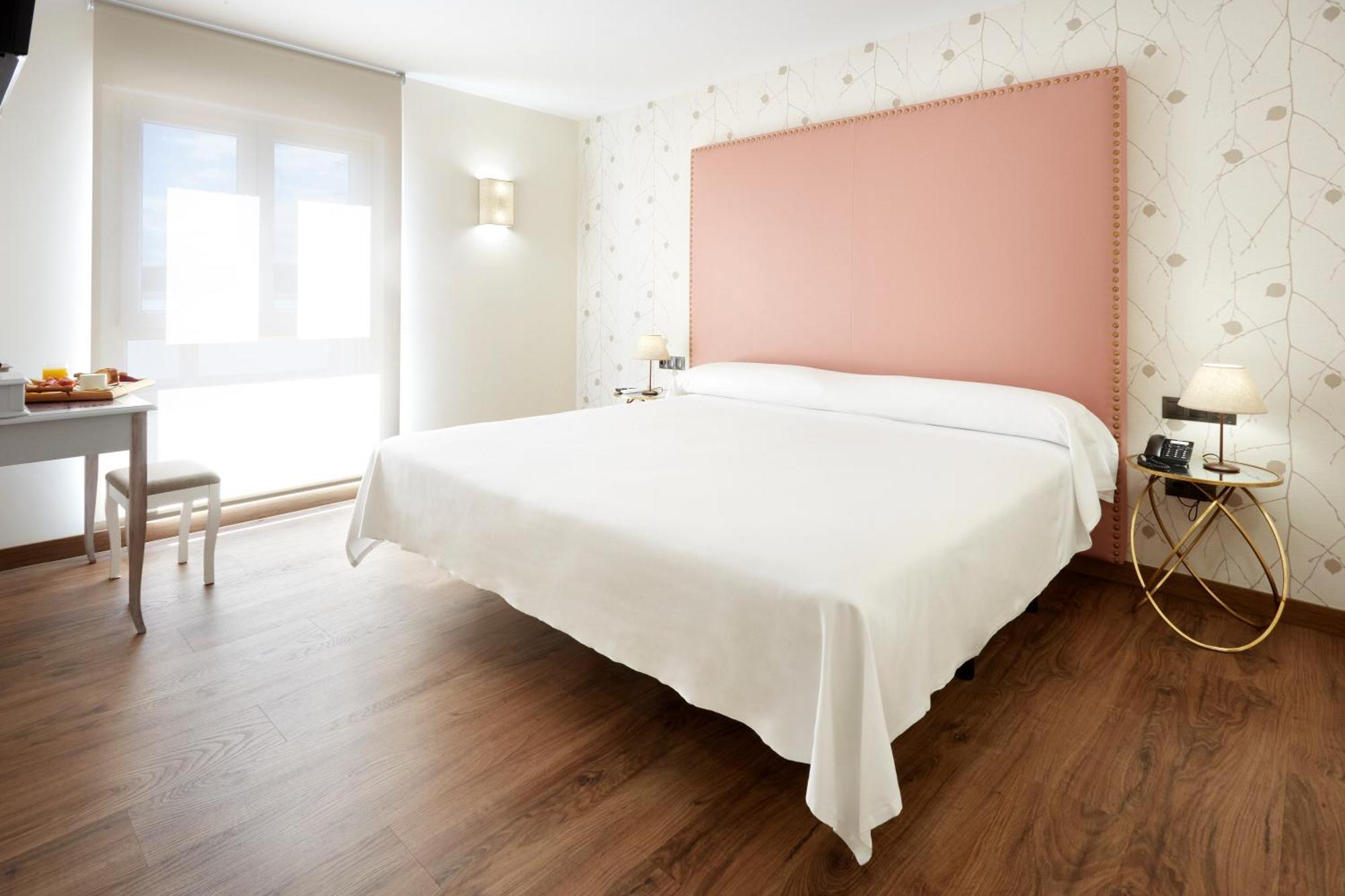 Hotel Arias Aeropuerto Santiago Del Monte Bagian luar foto