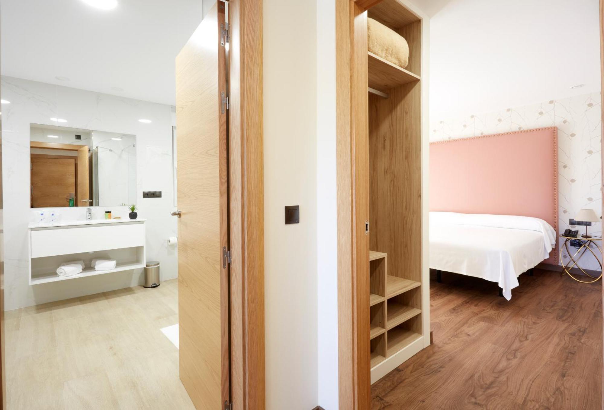 Hotel Arias Aeropuerto Santiago Del Monte Bagian luar foto