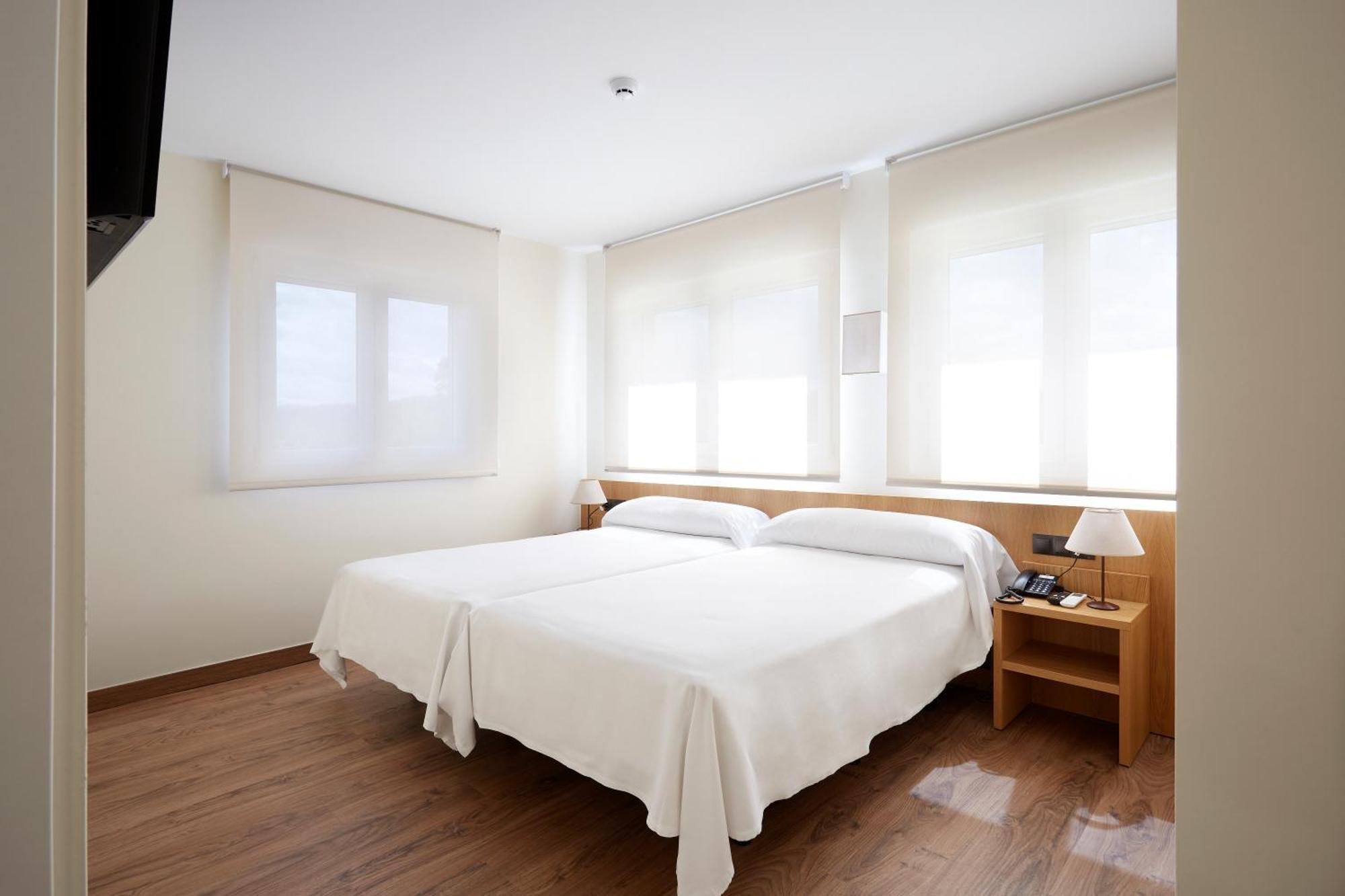 Hotel Arias Aeropuerto Santiago Del Monte Bagian luar foto